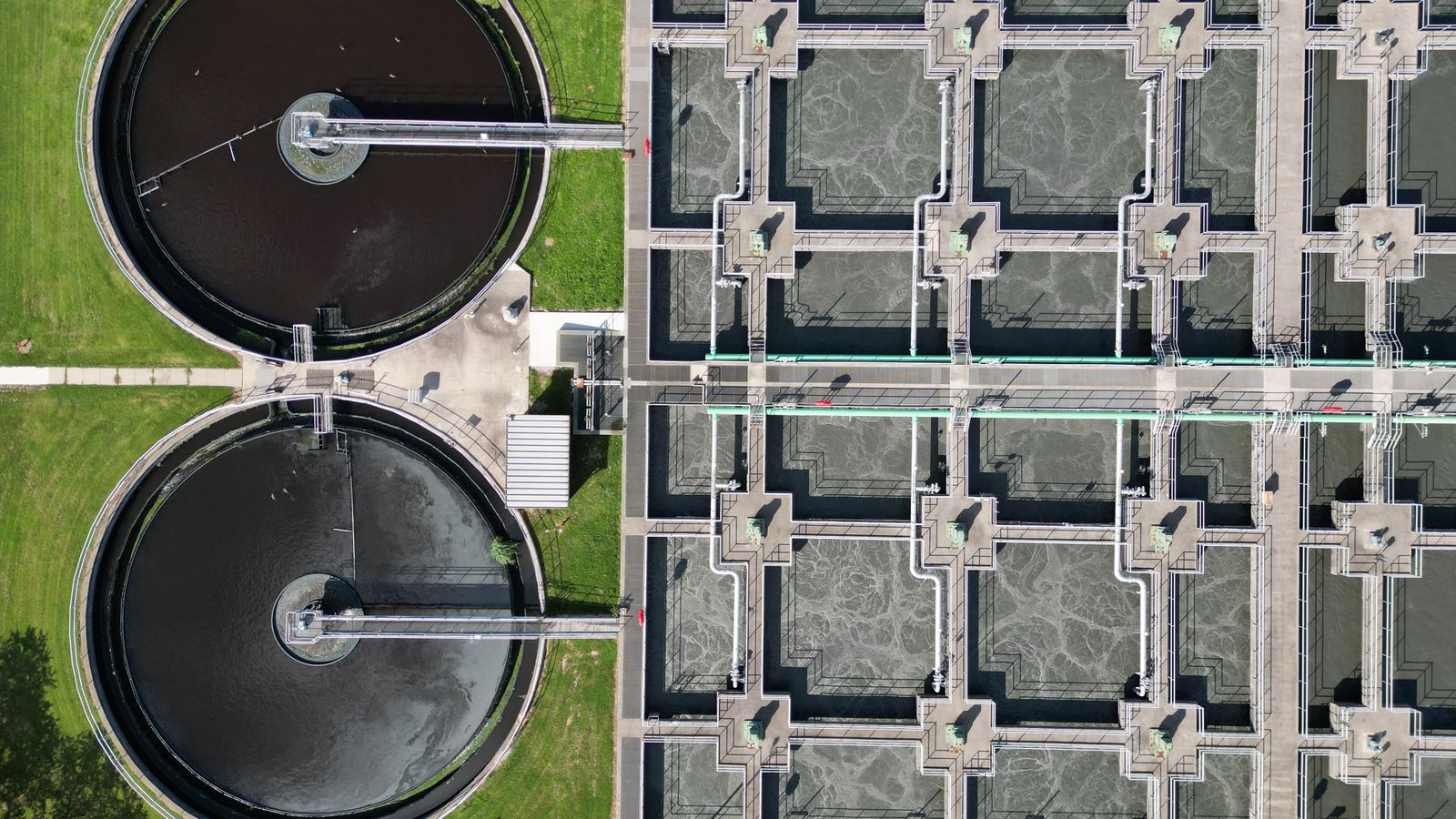 Vista aérea de decantadores circulares e tanques de aeração de uma estação de tratamento